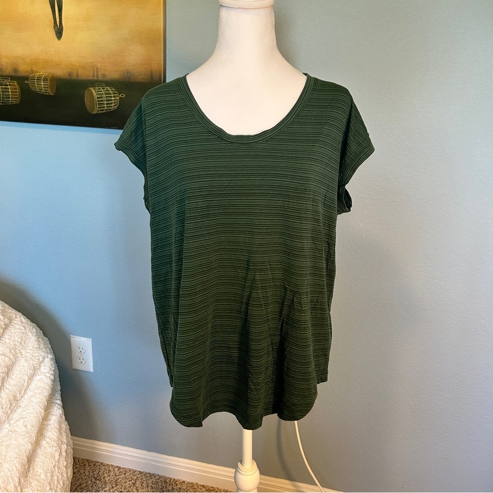 ATHLETA CloudLight Stratus Short Sleeve Tee in Forest Green Stripes Size L